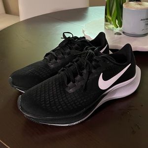 Men’s black with white nike air zoom athletic shoes